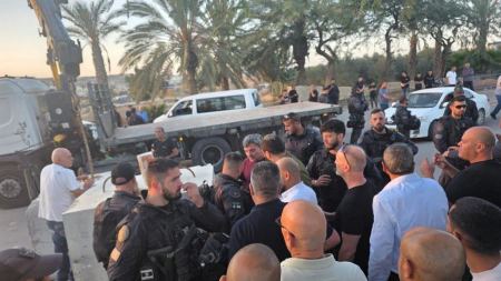 تم فتحه بعد ان قامت الشرطة باغلاق مدخل اللقية بالمكعّبات 